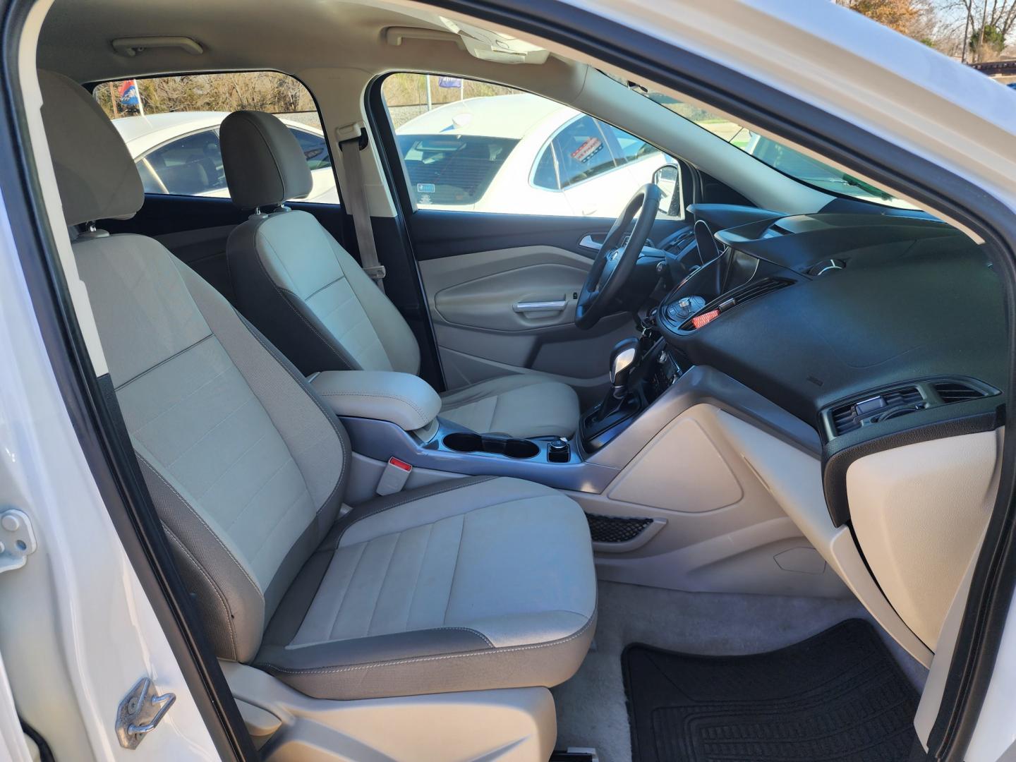 2015 WHITE Ford Escape SE (1FMCU9GX4FU) with an 1.6L L4 DOHC 16V engine, 6-Speed Automatic transmission, located at 2660 S.Garland Avenue, Garland, TX, 75041, (469) 298-3118, 32.885551, -96.655602 - Welcome to DallasAutos4Less, one of the Premier BUY HERE PAY HERE Dealers in the North Dallas Area. We specialize in financing to people with NO CREDIT or BAD CREDIT. We need proof of income, proof of residence, and a ID. Come buy your new car from us today!! This is a Super Clean 2015 FORD ESCAP - Photo#19